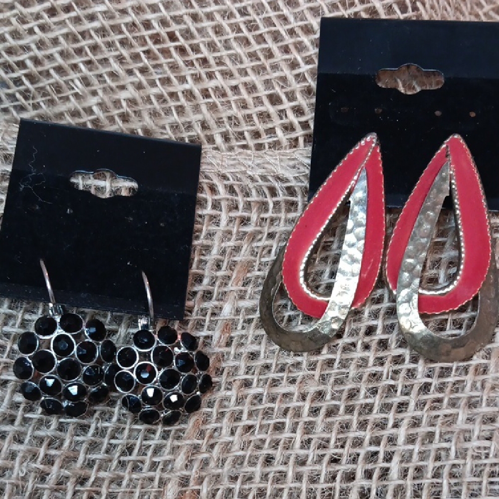 Elegant Black and Gold Earrings Set